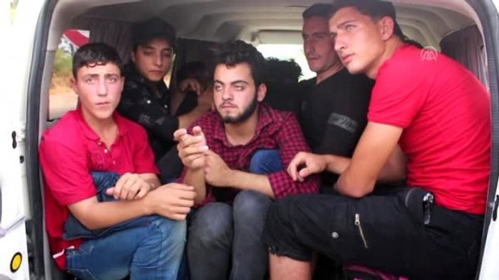 Adana'da polis ekipleri 15 göçmen yakalandı.