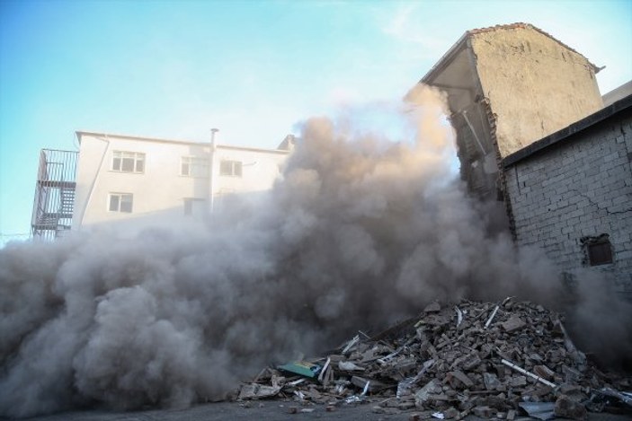 Balat'ta hasar gören 3 bina kontrollü bir şekilde yıkıldı