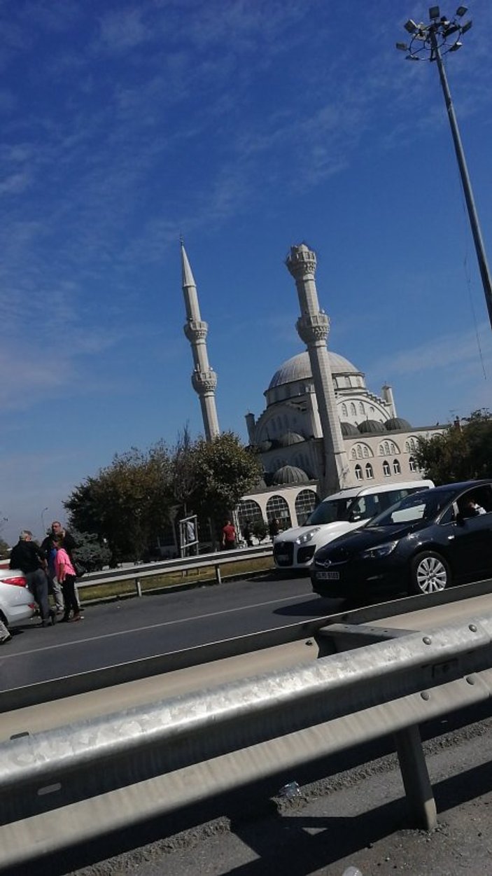 İstanbul'daki depremde Avcılar'da minare yıkıldı