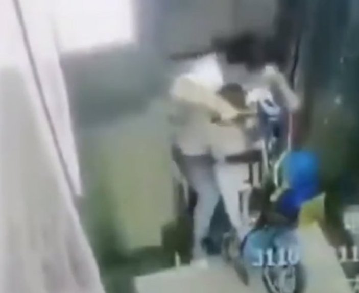 Asansörle duvar arasında kalan anne ve çocuk kurtarıldı