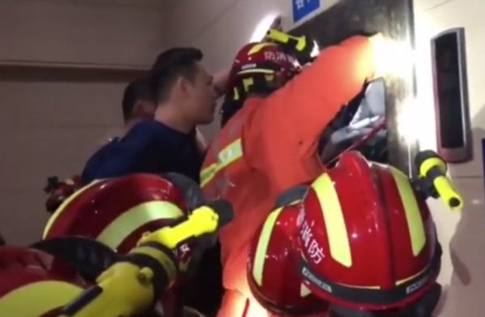 Asansörle duvar arasında kalan anne ve çocuk kurtarıldı