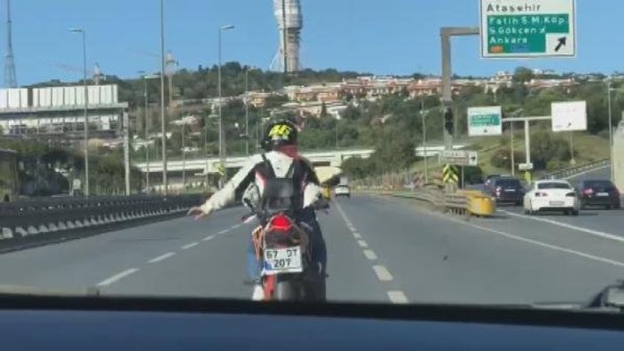 Motosikletli kadının trafikte tehlikeli dansı