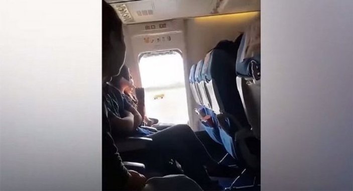 Çin'de yolcu, uçağın acil çıkış kapısını açtı
