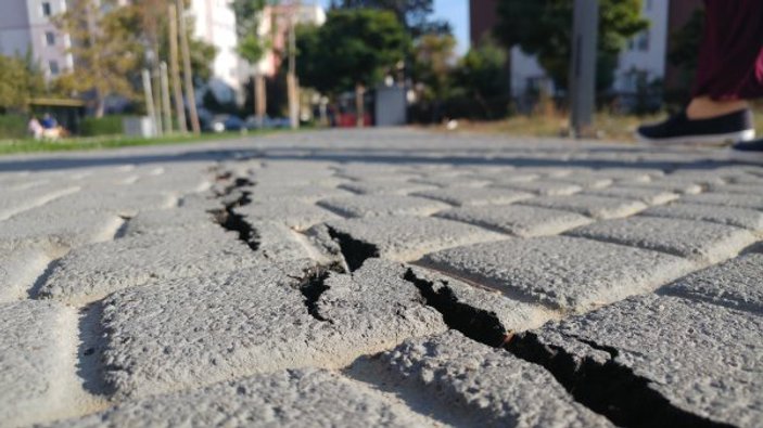Silivri'de deprem çatlakları