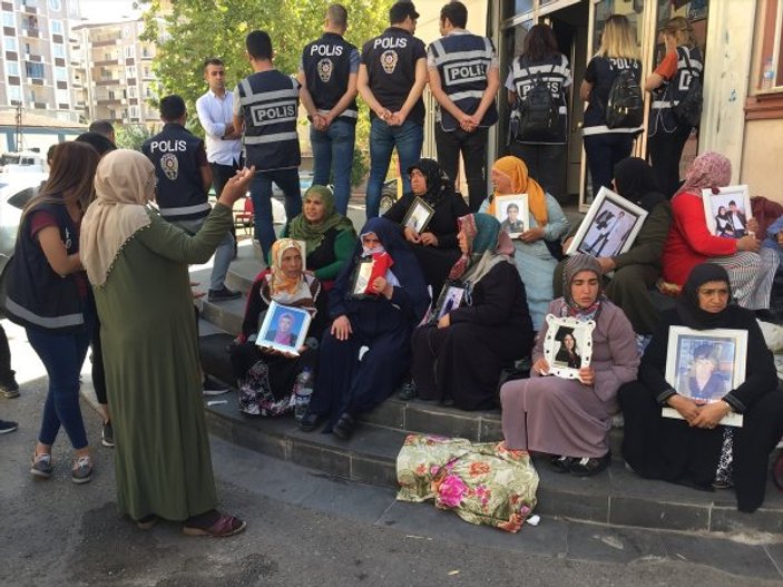 HDP'liler, eylem yapan anneleri tehdit edince olay çıktı