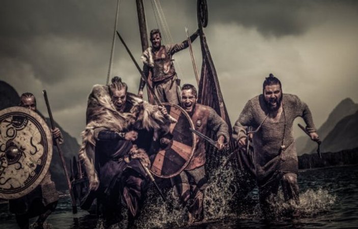 Siyasi ve Sosyo-Kültürel Yönleriyle: Vikingler