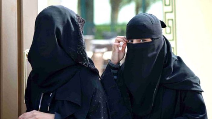 Suudi Arabistan'da çarşaf zorunluluğu esnetiliyor