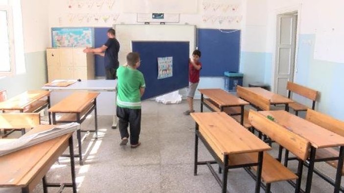 Silivri'deki mühürlenen okuldan malzemeler taşındı