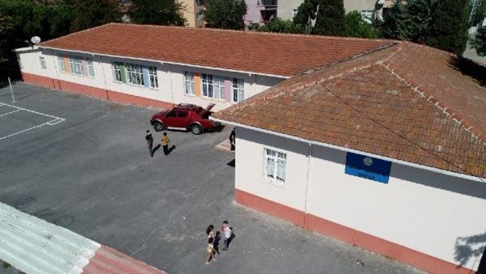 Silivri'deki mühürlenen okuldan malzemeler taşındı