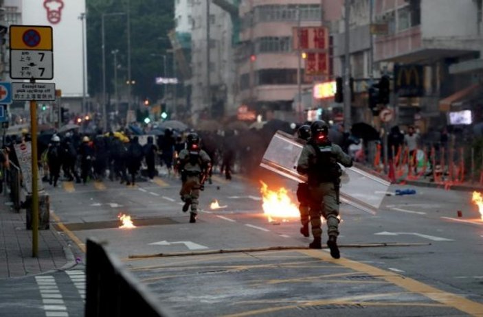 Hong Kong polisi bir göstericiyi vurdu