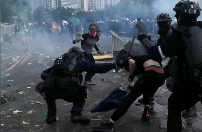 Hong Kong polisi bir göstericiyi vurdu