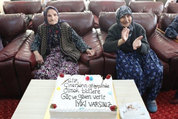 Huzurevindeki altın kızlara 100'üncü yaş pastası