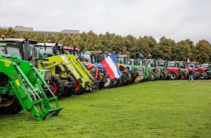Hollanda'da çiftçiler ayaklandı