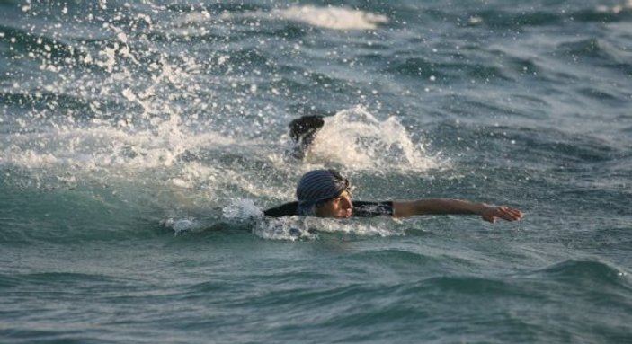İzmir'den Sakız Adası'na yüzerek kaçarken durduruldu