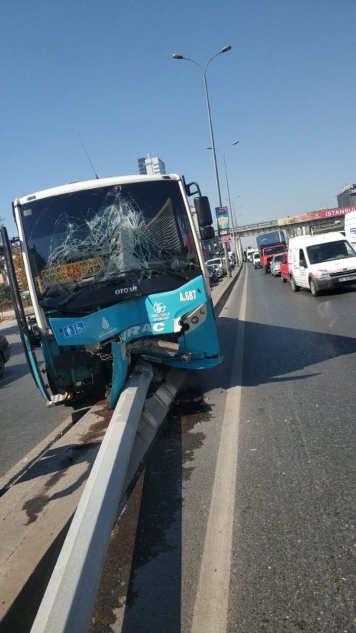 İstanbul'da otobüs kaldırıma çıktı