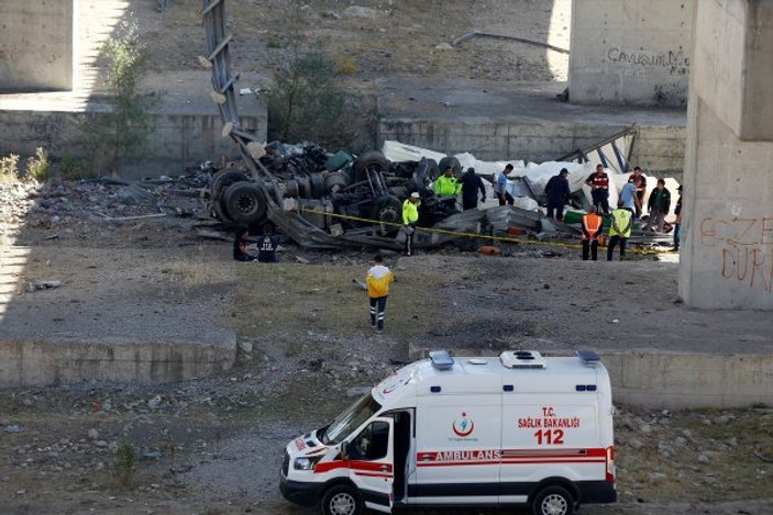 Ankara'da viyadükten düşen tır şoförü öldü