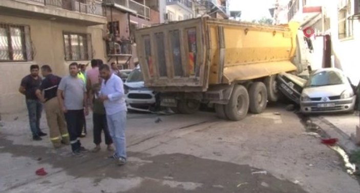 İzmir'de freni patlayan kamyon dehşet saçtı