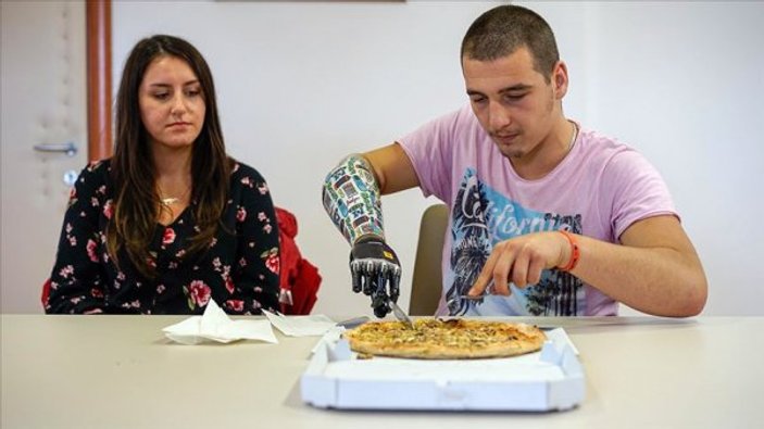 Bosnalı genç, biyonik kolla hayata tutundu