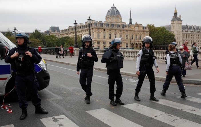 Paris'te polise bıçaklı saldırı: 4 ölü