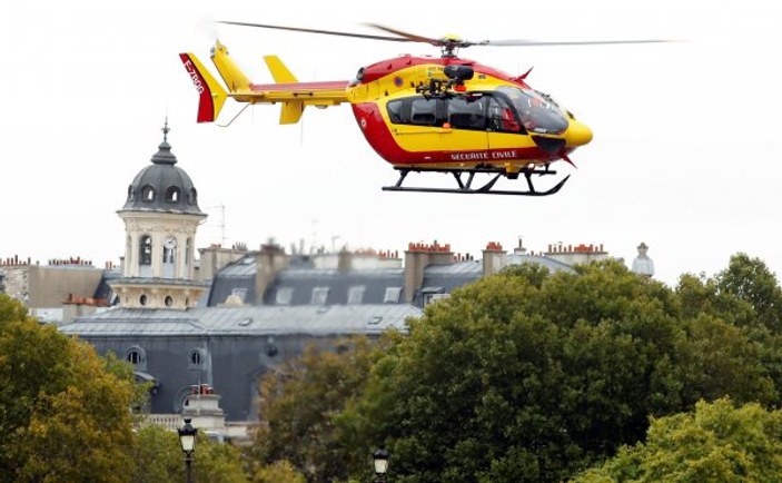 Paris'te polise bıçaklı saldırı: 4 ölü