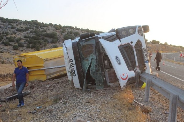Gaziantep'te kum yüklü kamyon devrildi: 1 yaralı