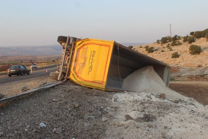 Gaziantep'te kum yüklü kamyon devrildi: 1 yaralı