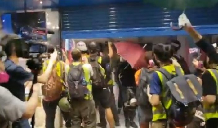 Hong Kong'ta telekomünikasyon mağazasını yağmaladılar