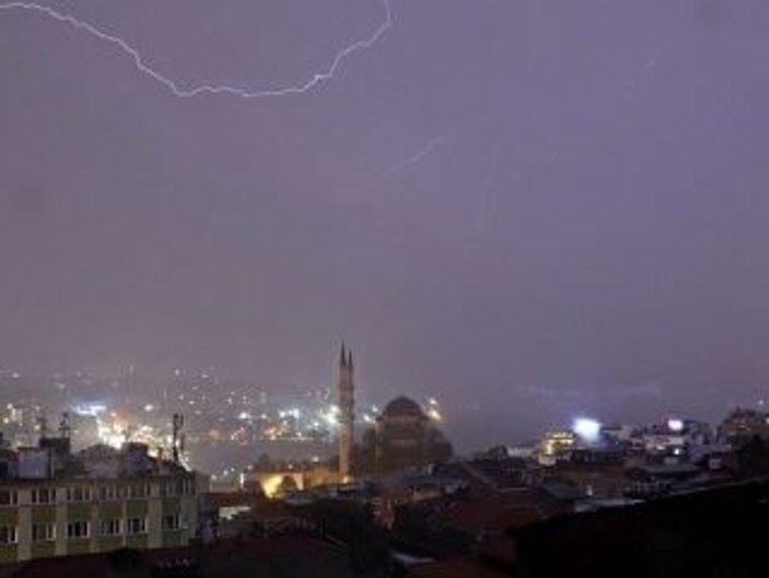 İstanbul Valiliğinden kuvvetli sağanak yağış uyarısı
