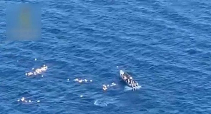 Denize düşen polisleri, kovaladıkları kaçakçılar kurtardı