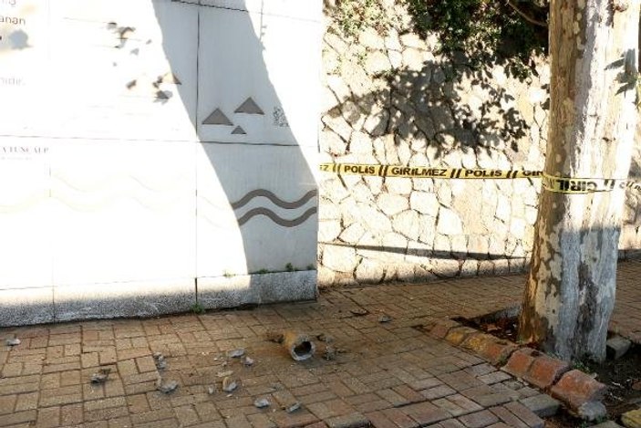 Kaldırımda yürürken üzerine beton boru parçası düştü