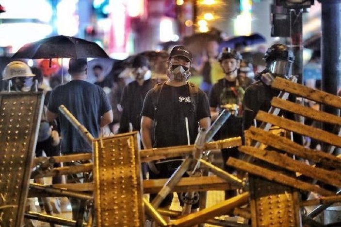Hong Kong'ta eylemciler mancınık sistemi kurdu