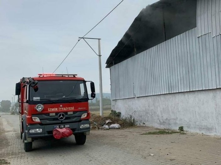 İzmir'de pamuk deposu yandı
