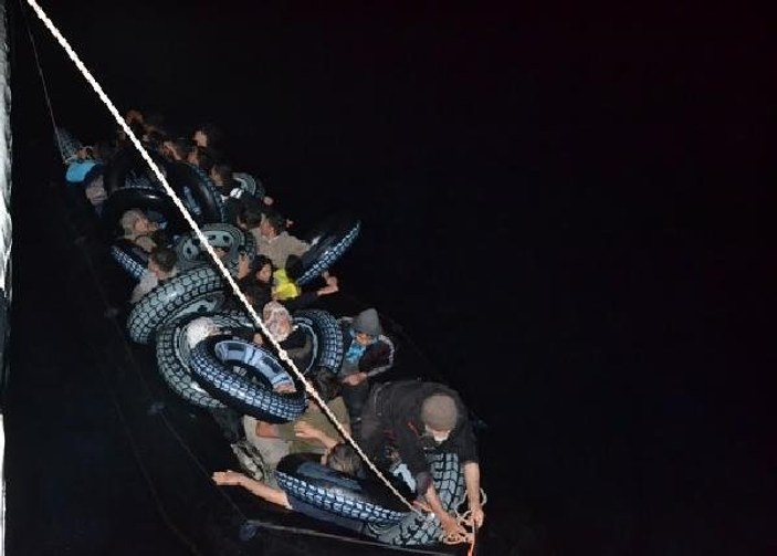 Çanakkale'de lastik bot içinde 87 kaçak göçmen yakalandı