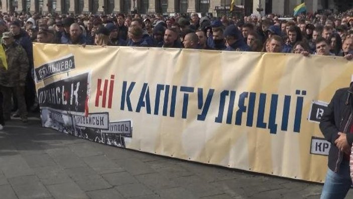 Ukrayna'da ayrılıkçılara özel statü kararına protestolar