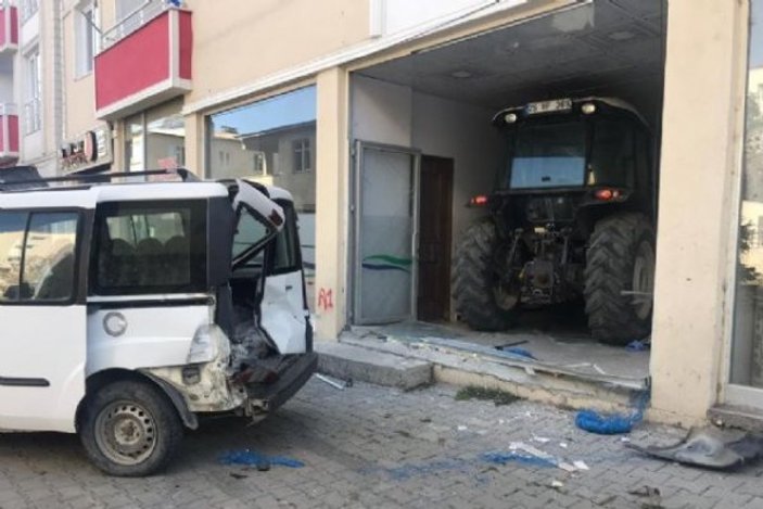 Erzurum'da traktör iş yerine girdi