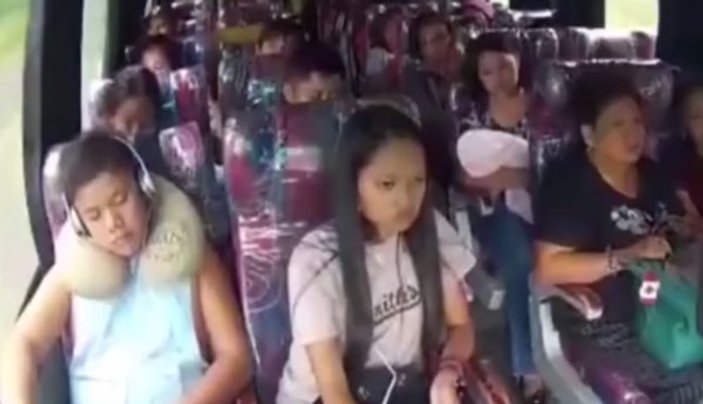 Filipinler'de yolcu otobüsü devrildi: 2 ölü, 20 yaralı