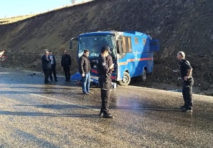 Sivas'ta mahkumları taşıyan araç devrildi: 9 yaralı
