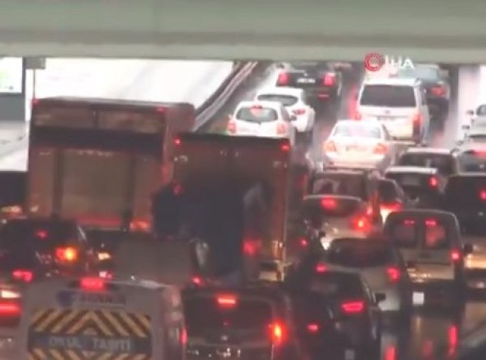 İstanbul'da yağmur trafiği kilitledi