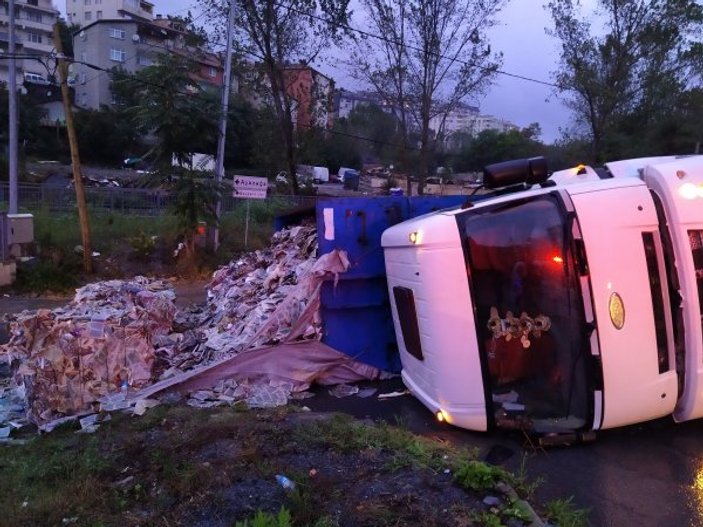 Sarıyer'de kağıt yüklü kamyon yan yattı: 1 yaralı