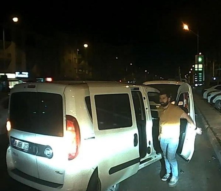 Konya'da gözaltındaki kişi emniyet aracıyla kaçtı