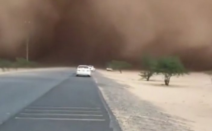 Suudi Arabistan'da kum fırtınası gündüzü geceye çevirdi