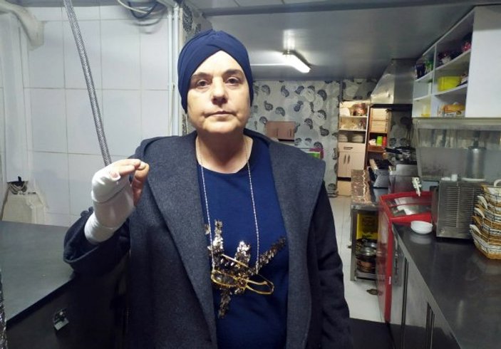 Bakırköy'de kafeye sığınan kadını canı pahasına korudu