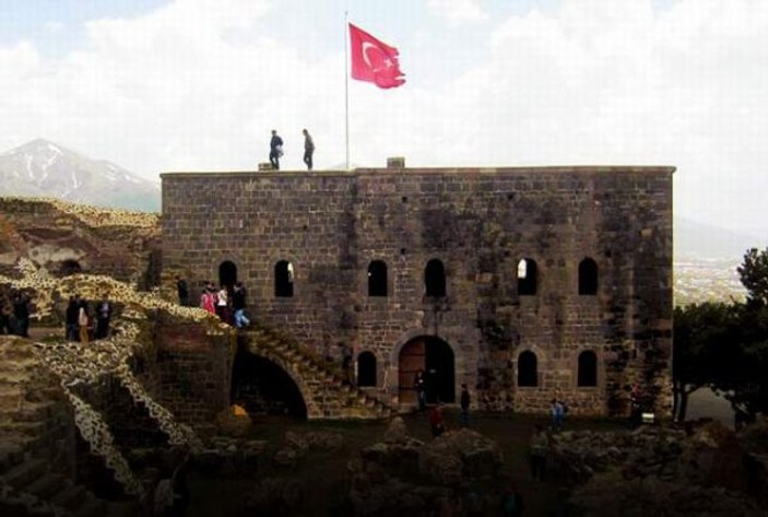 Erzurum'da tarihi yapıda mayolu fotoğrafa gözaltı