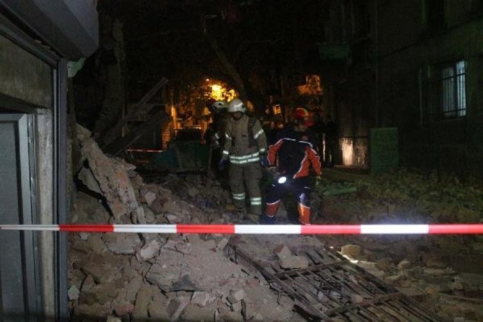 Beyoğlu'nda tek katlı bina büyük bir gürültüyle çöktü