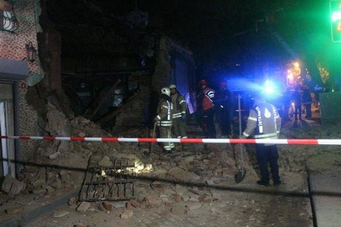 Beyoğlu'nda tek katlı bina büyük bir gürültüyle çöktü