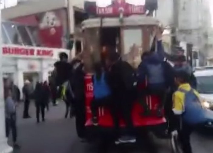 Taksim'de çocukların tehlikeli yolculuğu