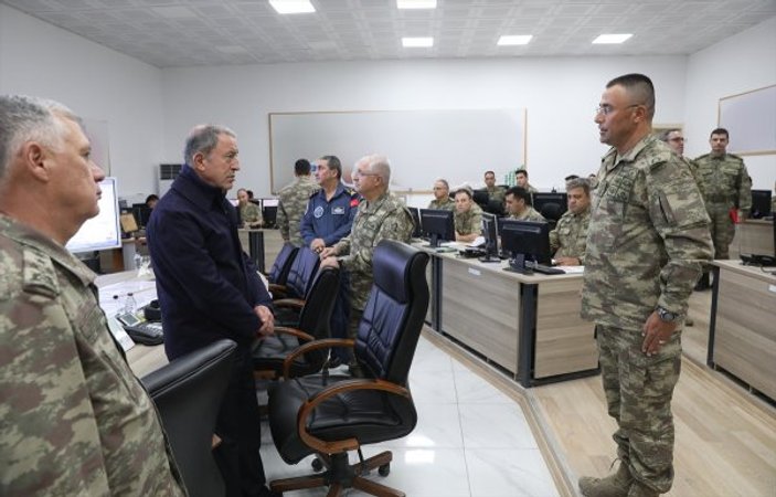 Milli Savunma Bakanı ve komutanlar Suriye sınırında