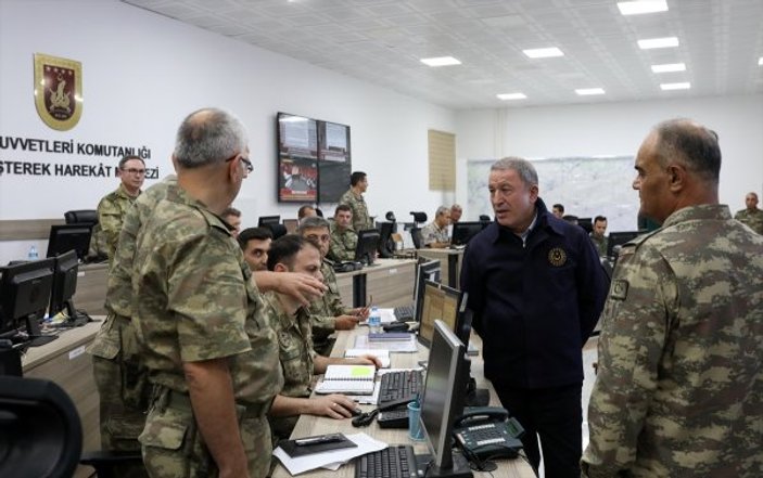 Milli Savunma Bakanı ve komutanlar Suriye sınırında
