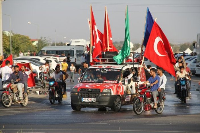 Tel Abyad'ın kurtuluşu sınırda konvoyla kutlandı