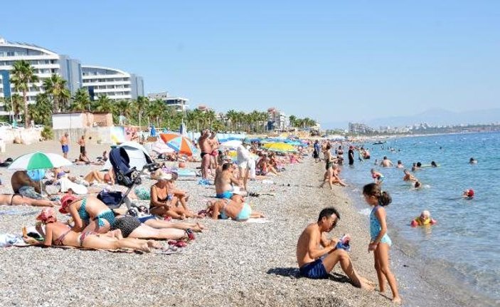 Antalya'da turistler denizden çıkmıyor